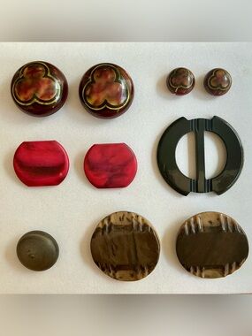 Lot of Vintage Bakelite, Celluloid or Plastic Buttons and Vintage Belt Buckle